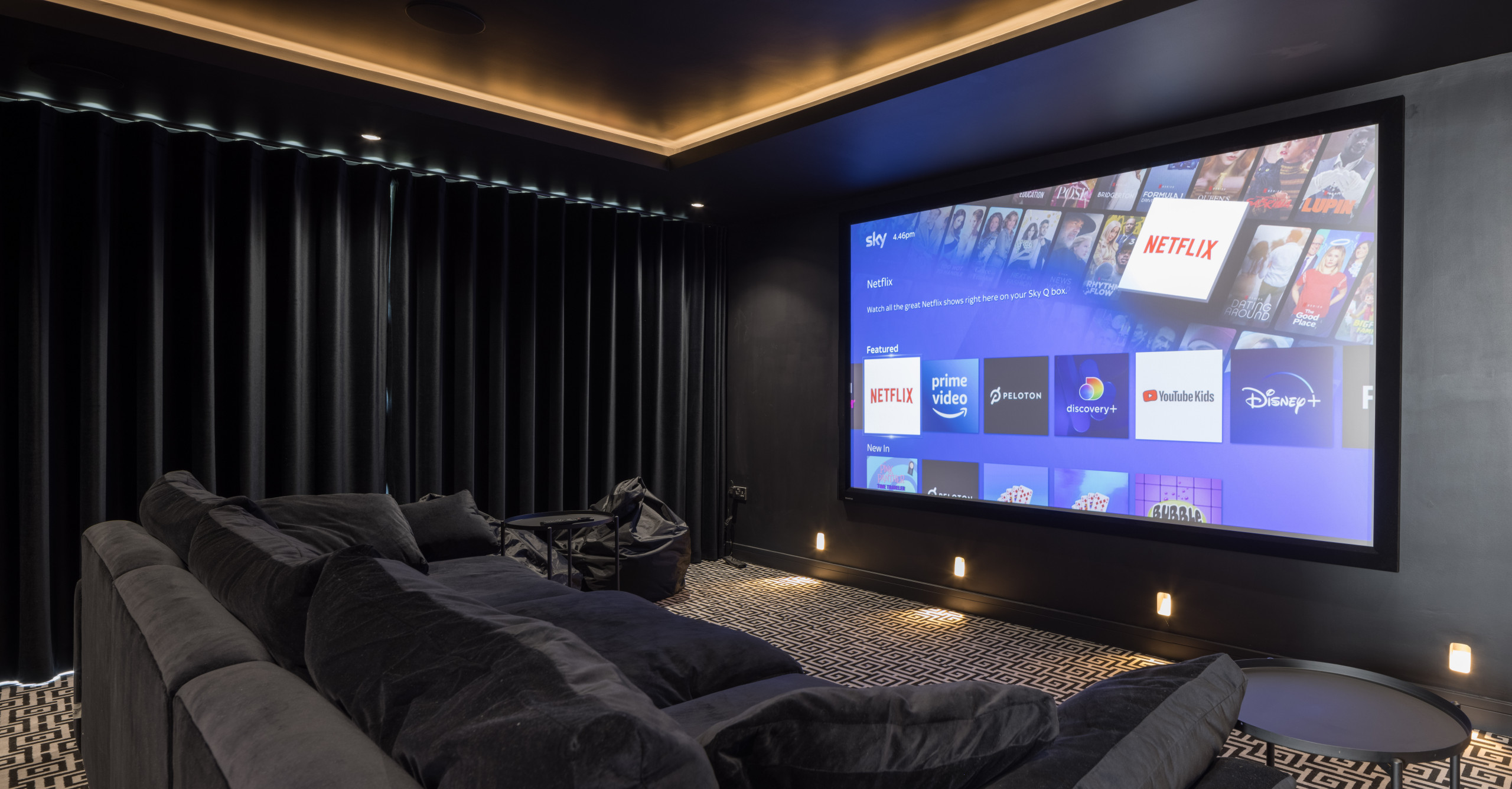 Sala de home theater com tela de cinema